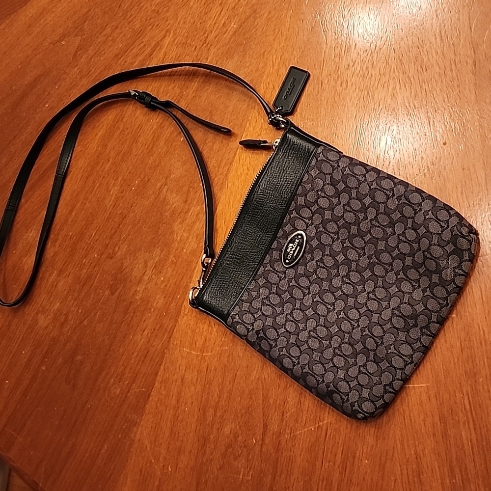 Coach New York Signature swing pack crossbody! LIKE NEW CONDITION!!